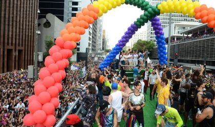 Parada do Orgulho de SP começou com drag queen deitada na av. Paulista; entenda