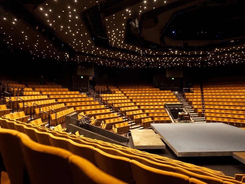 Assentos do Crucible Theatre, em Sheffield, ficam bempróximos ao placo onde os campeonatos acontecem / sheffieldtheatres.co.uk