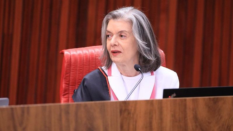 Ministra Cármen Lúcia em sessão no TSE