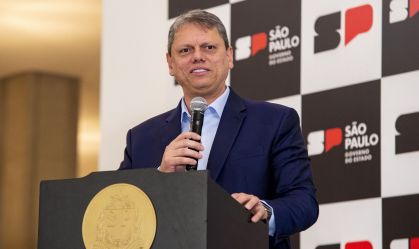Tarcísio deve sancionar proibição de celulares em escolas, dizem fontes