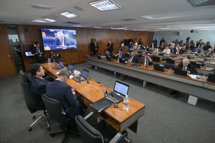 Comissão de Constituição, Justiça e Cidadania (CCJ) realiza reunião para deliberar sobre o PLP 233/2023, que dispõe sobre o Seguro Obrigatório para Proteção de Vítimas de Acidentes de Trânsito (SPVAT). Mesa: presidente da CCJ, senador Davi Alcolumbre (União-AP), conduz reunião; senador Rogério Carvalho (PT-SE). Bancada: senador Hamilton Mourão (Republicanos-RS); senador Flávio Bolsonaro (PL-RJ); senador Rogerio Marinho (PL-RN), em pronunciamento; senador Plínio Valério (PSDB-AM); senador Jaques Wagner (PT-BA).