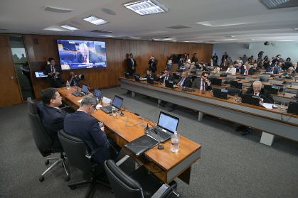 Comissão de Constituição, Justiça e Cidadania (CCJ) realiza reunião para deliberar sobre o PLP 233/2023, que dispõe sobre o Seguro Obrigatório para Proteção de Vítimas de Acidentes de Trânsito (SPVAT). Mesa: presidente da CCJ, senador Davi Alcolumbre (União-AP), conduz reunião; senador Rogério Carvalho (PT-SE). Bancada: senador Hamilton Mourão (Republicanos-RS); senador Flávio Bolsonaro (PL-RJ); senador Rogerio Marinho (PL-RN), em pronunciamento; senador Plínio Valério (PSDB-AM); senador Jaques Wagner (PT-BA).