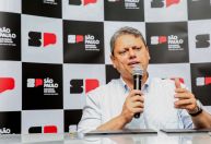Tarcísio diz a aliados que não vai “morder isca” de Lula sobre eleição em 2026