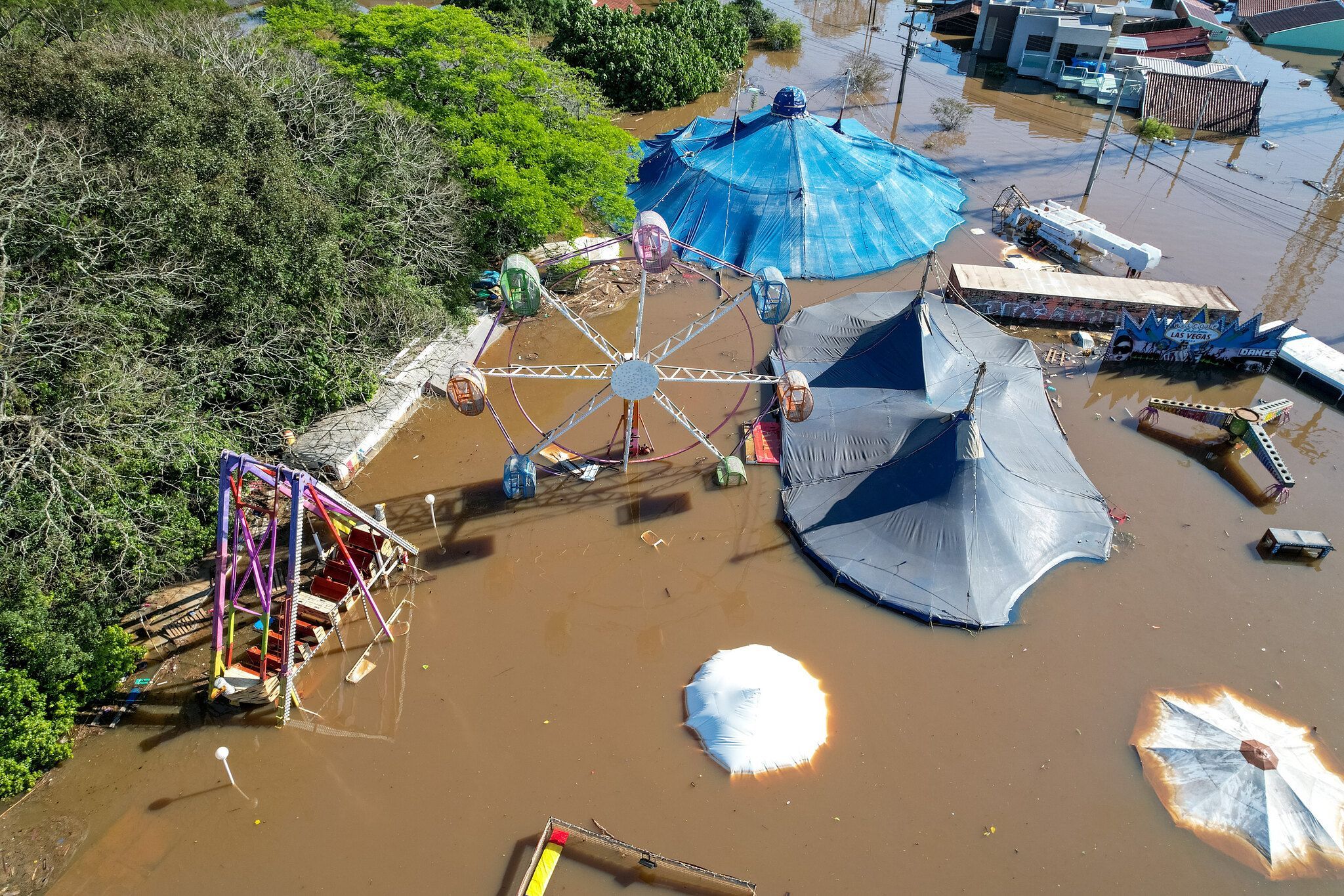 Parque de diversões no bairro Mathias Velho, em Canoas, totalmente alagado