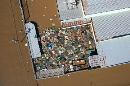 Enchente atingiu estoque de supermercado na cidade de Canoas, na Grande Porto Alegre (RS)