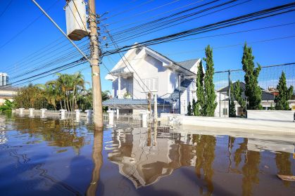 Bairro tomado pela enchente em Canoas (RS), na região metropolitana de Porto Alegre