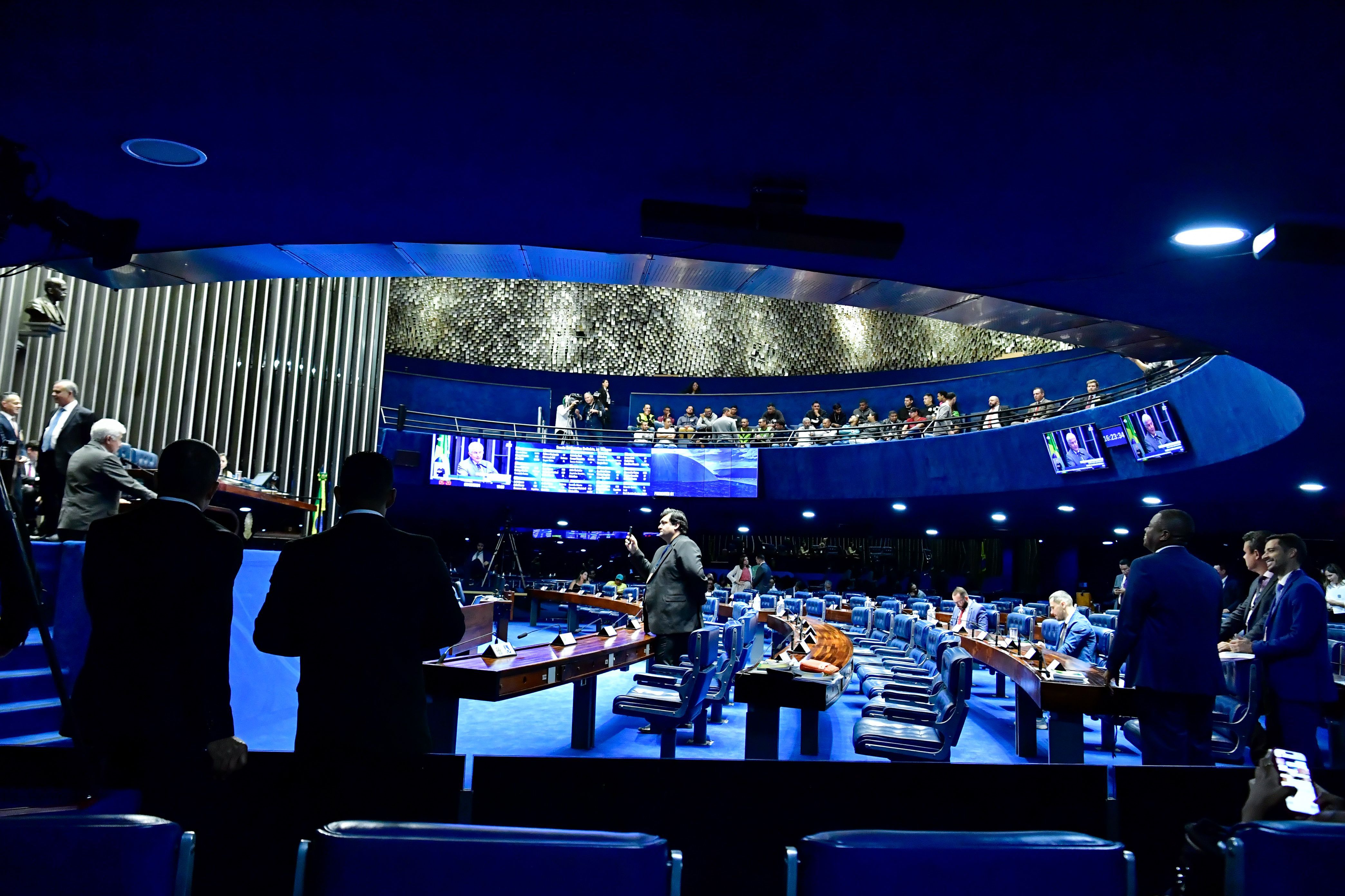 Plenário do Senado Federal durante sessão deliberativa ordinária. Na ordem do dia, PEC 10/2023, que "altera a Constituição Federal para instituir a parcela mensal de valorização por tempo de exercício dos magistrados e membros do Ministério Público." Em discurso, à tribuna, senador Astronauta Marcos Pontes (PL-SP). Foto: Waldemir Barreto/Agência Senado