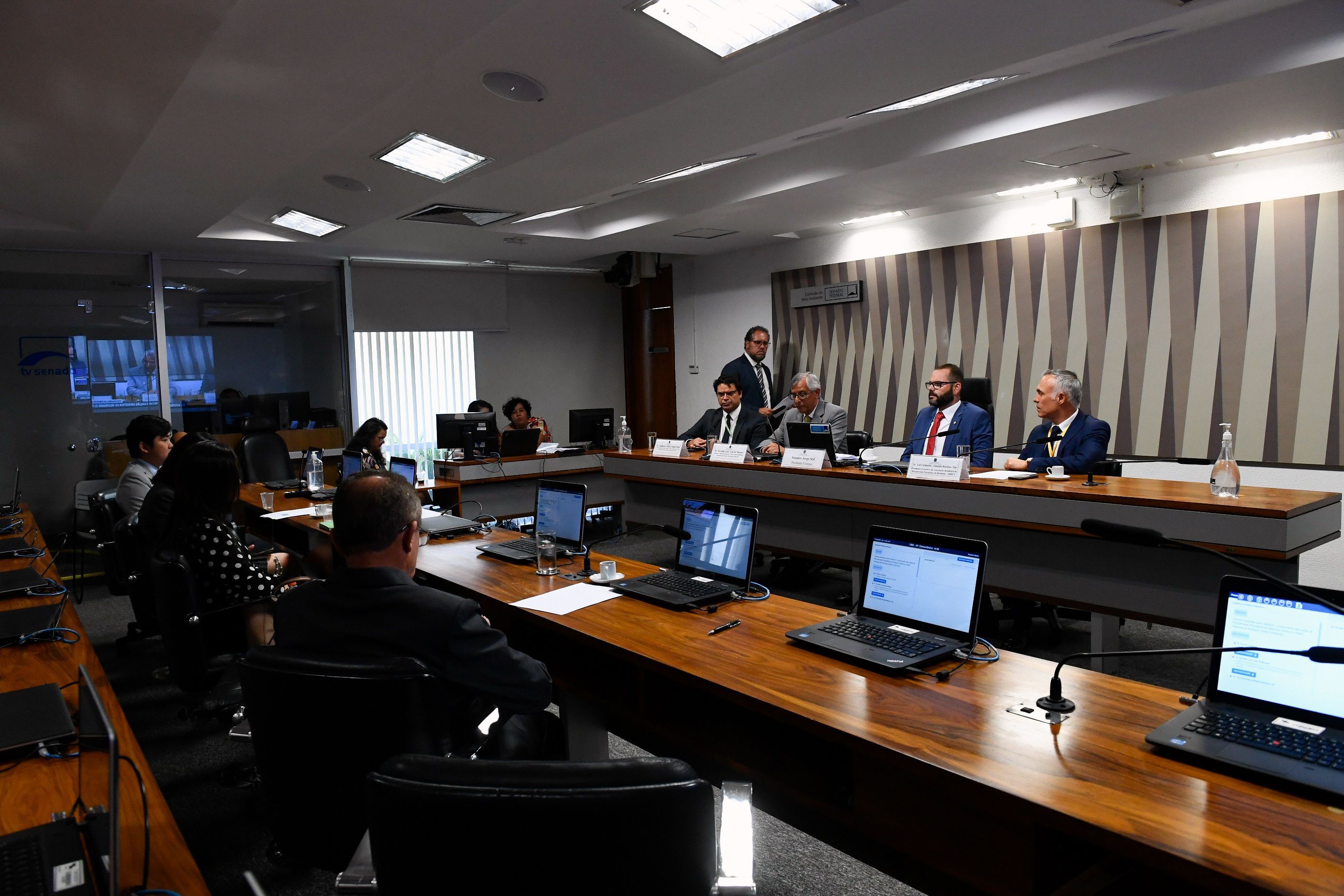 Comissão de Meio Ambiente (CMA) promove audiência pública interativa para discutir propostas para viabilizar o cumprimento das metas da Recuperação Energética de Resíduos Sólidos no Plano Nacional de Resíduos Sólidos (Planares). Mesa: secretário nacional de Meio Ambiente Urbano e Qualidade Ambiental do Ministério do Meio Ambiente e Mudança do Clima, Adalberto Felício Maluf Filho; diretor do Departamento para o Clima e Sustentabilidade da Secretaria de Políticas e Programas Estratégicos do Ministério da Ciência, Tecnologia e Inovação, Osvaldo Luiz Leal de Moraes, em pronunciamento; presidente eventural da CMA, senador Jorge Seif (PL-SC); presidente executivo da Associação Brasileira de Recuperação Energética de Resíduos (Abren), Yuri Schmitke Almeida Belchior Tisi. Foto: Roque de Sá/Agência Senado