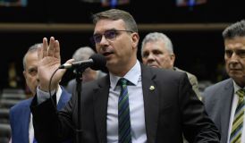 Pré-candidatura de Flávio Bolsonaro gera apoio, críticas e reação imediata