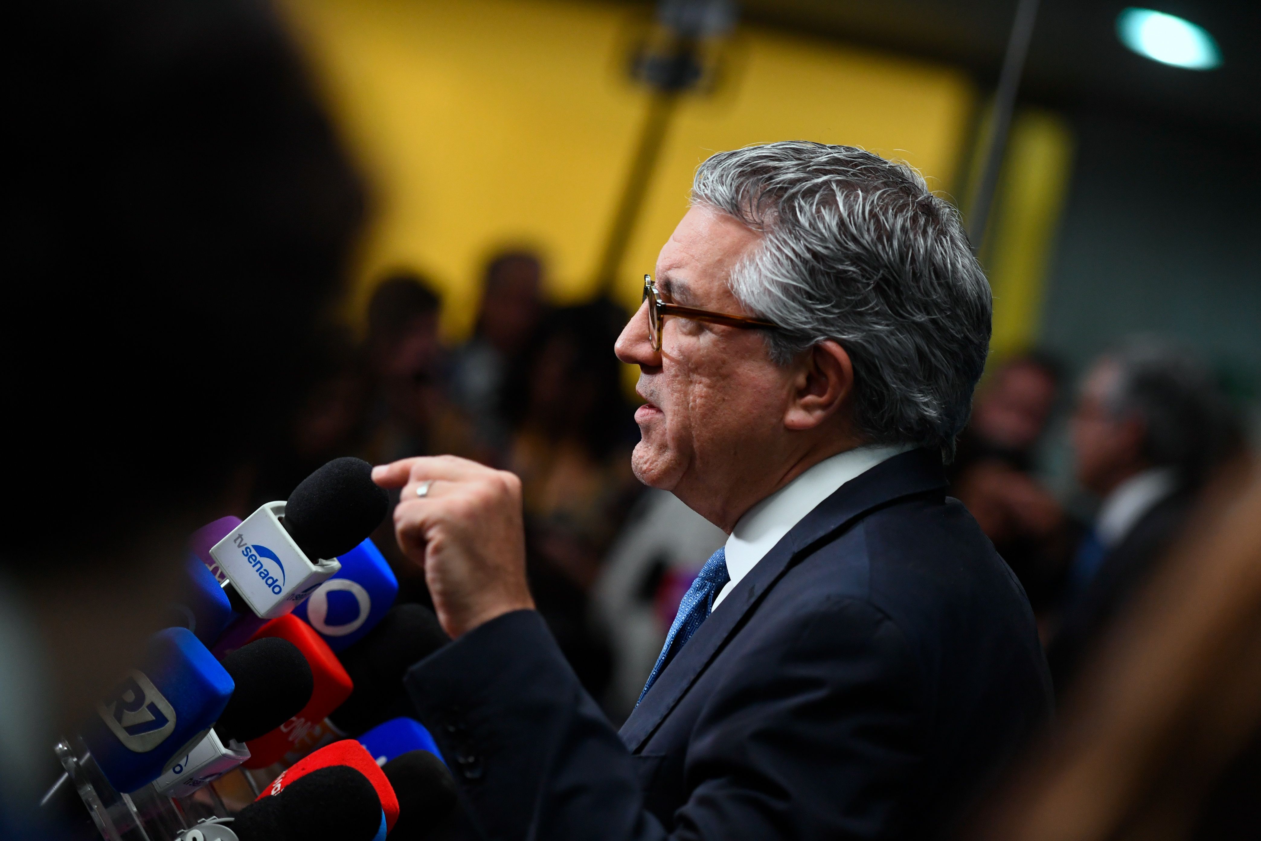 Ministro-chefe da Secretaria de Relações Institucionais da Presidência da República, Alexandre Padilha, concede entrevista e fala respeito das medidas encaminhadas pelo governo para a criação de recursos que auxiliem a salvar vidas devido às fortes chuvas que causaram estragos e deixaram muitos desabrigados em diversas cidades do Rio Grande do Sul.