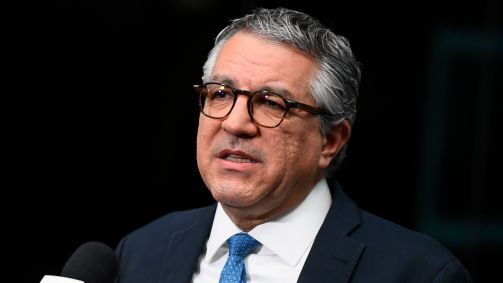 Ministro-chefe da Secretaria de Relações Institucionais da Presidência da República, Alexandre Padilha, concede entrevista e fala respeito das medidas encaminhadas pelo governo para a criação de recursos que auxiliem a salvar vidas devido às fortes chuvas que causaram estragos e deixaram muitos desabrigados em diversas cidades do Rio Grande do Sul.