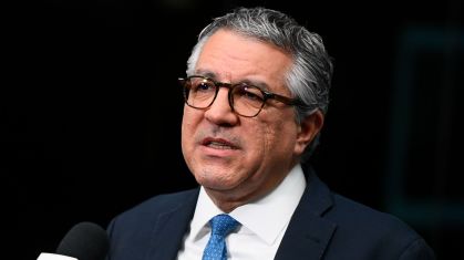 Ministro-chefe da Secretaria de Relações Institucionais da Presidência da República, Alexandre Padilha, concede entrevista e fala respeito das medidas encaminhadas pelo governo para a criação de recursos que auxiliem a salvar vidas devido às fortes chuvas que causaram estragos e deixaram muitos desabrigados em diversas cidades do Rio Grande do Sul.