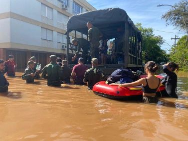 Membros das Forças Armadas prestam auxílio no Rio Grande do Sul