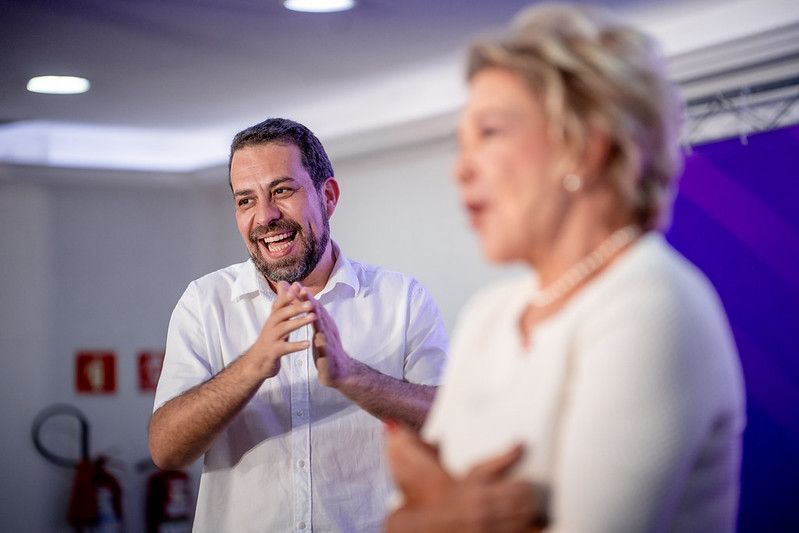 O deputado federal Guilherme Boulos (PSOL), pré-candidato a prefeito de São Paulo, com a ex-senadora Marta Suplicy (PT), que será vice em sua chapa