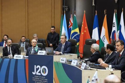 O presidente do STF, Luís Roberto Barroso, em encontro com representantes das Supremas Cortes dos países do G20