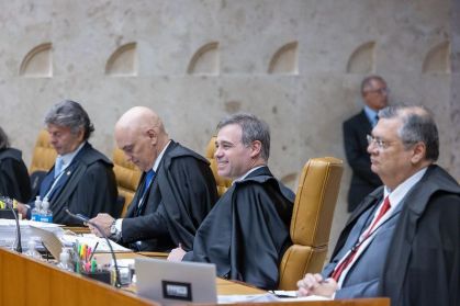 Os ministros Luiz Fux, Alexandre de Moraes, André Mendonça e Flávio Dino em sessão no STF