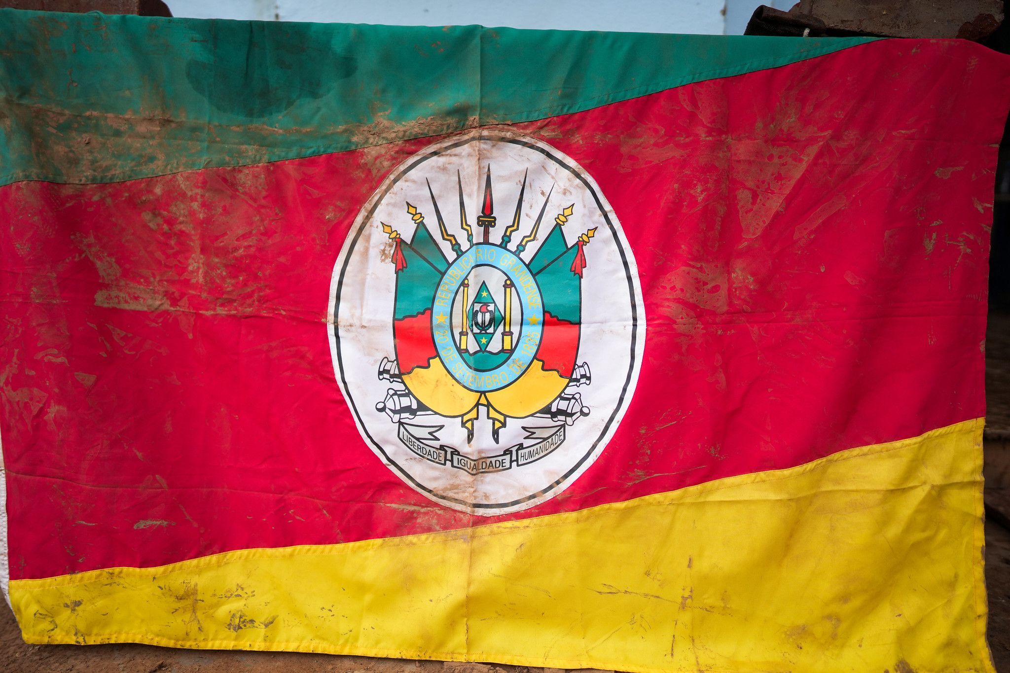 Bandeira do Rio Grande do Sul encontrada em meio aos locais atingidos pela enchente no estado