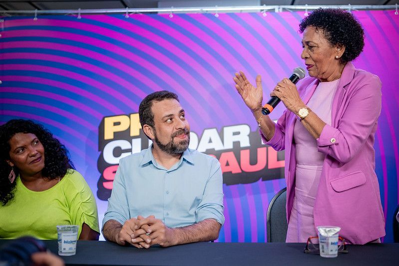 O deputado federal Guilherme Boulos (PSOL) ouve a presidente do PMB, Suêd Haidar, cujo partido declarou apoio à sua pré-candidatura a prefeito de São Paulo