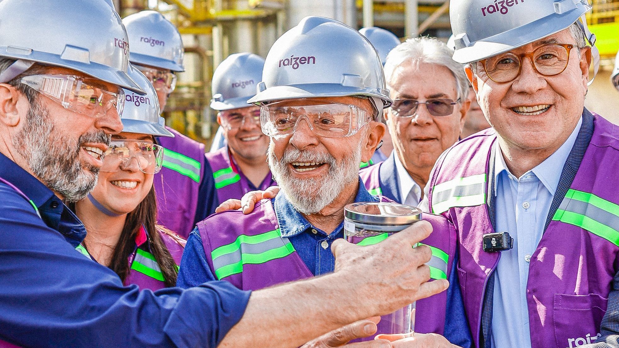 Presidente Luiz Inácio Lula da Silva (PT; ao centro) durante visita à planta de produção de etanol de segunda geração, em Guariba, em São Paulo, em 24 de maio de 2024