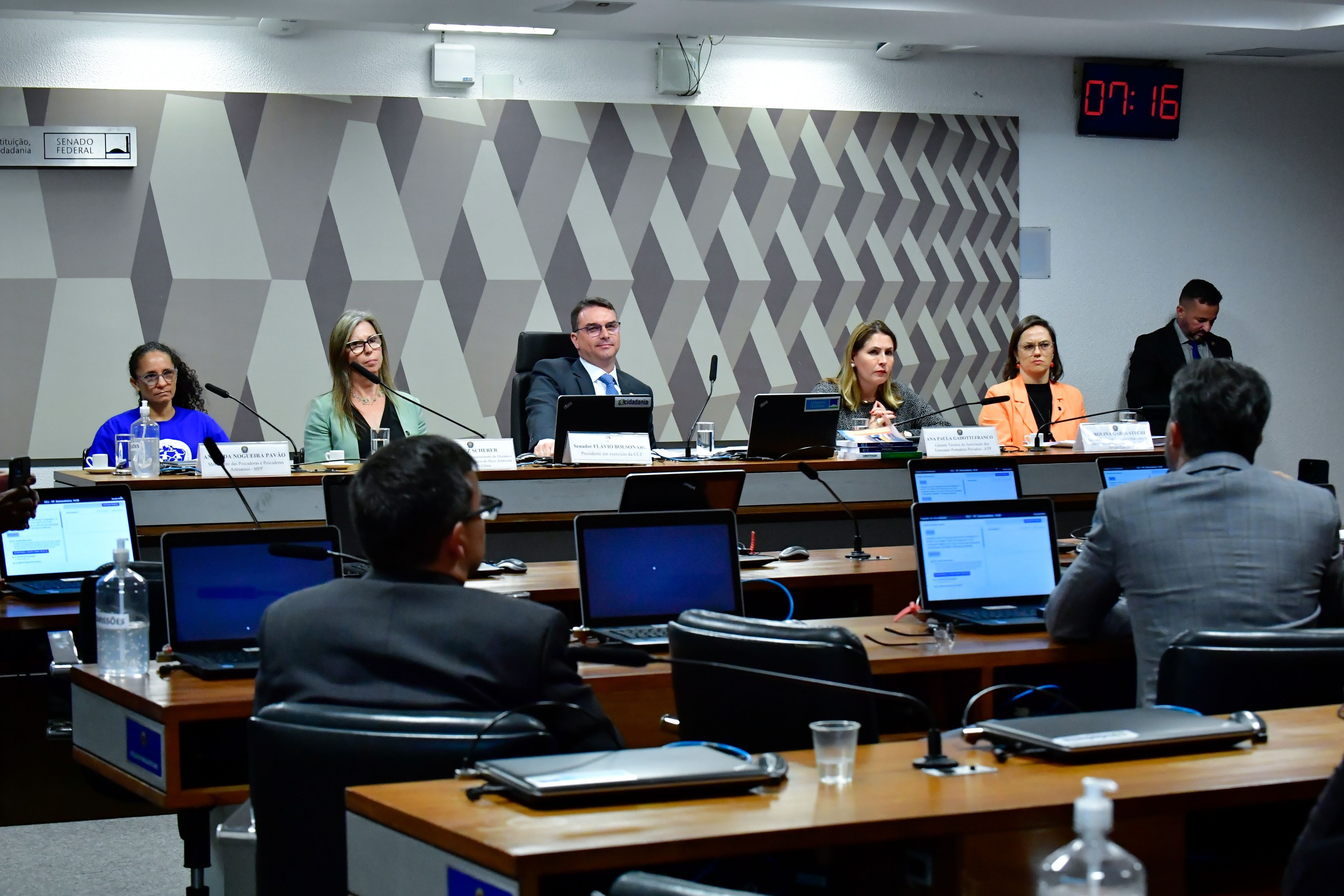Comissão de Constituição, Justiça e Cidadania (CCJ) promove audiência pública interativa destinada a instruir a Proposta de Emenda à Constituição nº 3, de 2022, que “revoga o inciso VII do caput do art. 20 da Constituição Federal e o § 3º do art. 49 do Ato das Disposições Constitucionais Transitórias; e dá outras providências”. Mesa: movimento das Pescadoras e Pescadores Artesanais - MPP, Ana Ilda Nogueira Pavão; coordenadora-geral do Departamento de Oceano e Gestão Costeira do Ministério do Meio Ambiente e Mudança do Clima, Marinez Eymael Garcia Scherer; presidente eventual da CCJ, senador Flávio Bolsonaro (PL-RJ); gerente Técnica da Associação dos Terminais Portuários Privados - ATP, Ana Paula Gadotti Franco; secretária Adjunta da Secretária do Patrimônio da União do Ministério da Gestão e da Inovação em Serviços Públicos, Carolina Gabas Stuchi. Foto: Waldemir Barreto/Agência Senado