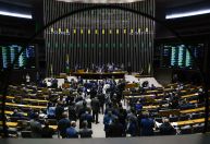 PEC das Praias foi aprovada na Câmara com votos da direita e de deputados do PCdoB, PT e PSB; veja