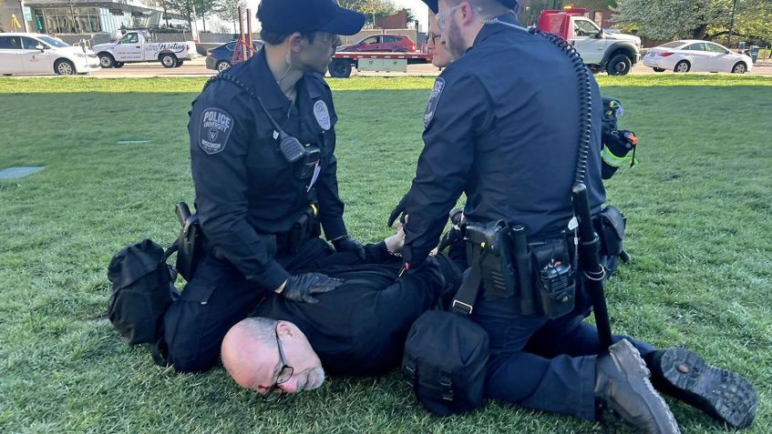 Professor associado de sociologia comunitária e ambiental Samer Alatout é visto sendo detido por policiais da Universidade de Wisconsin-Madison em protesto pró-Palestina / Tyler Katzenberger/The Daily Cardinal