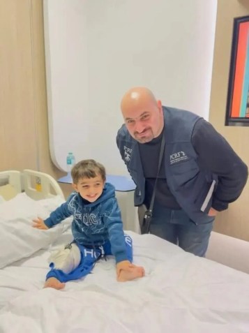 Jood Damo, de dois anos, com um funcionário da PCRF / PCRF