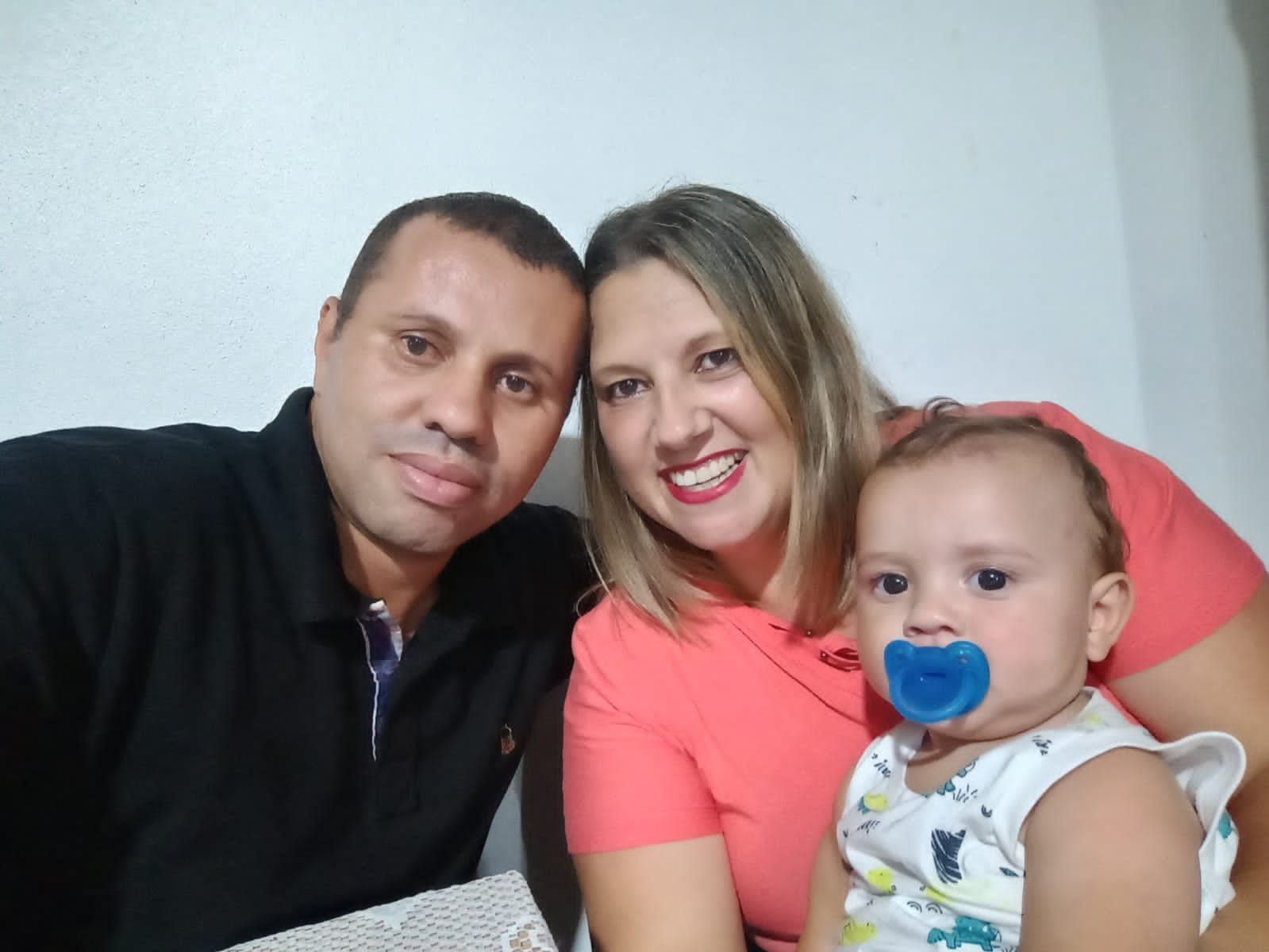 Adriana Trindade e Josemar Eduardo, com o filho Miguel Eduardo. / Reprodução: Redes Sociais