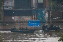 Equipes de resgate usam barcos para socorrer pessoas em Porto Alegre (RS)