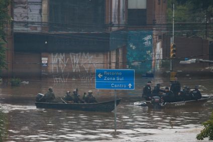 Equipes de resgate usam barcos para socorrer pessoas em Porto Alegre (RS)