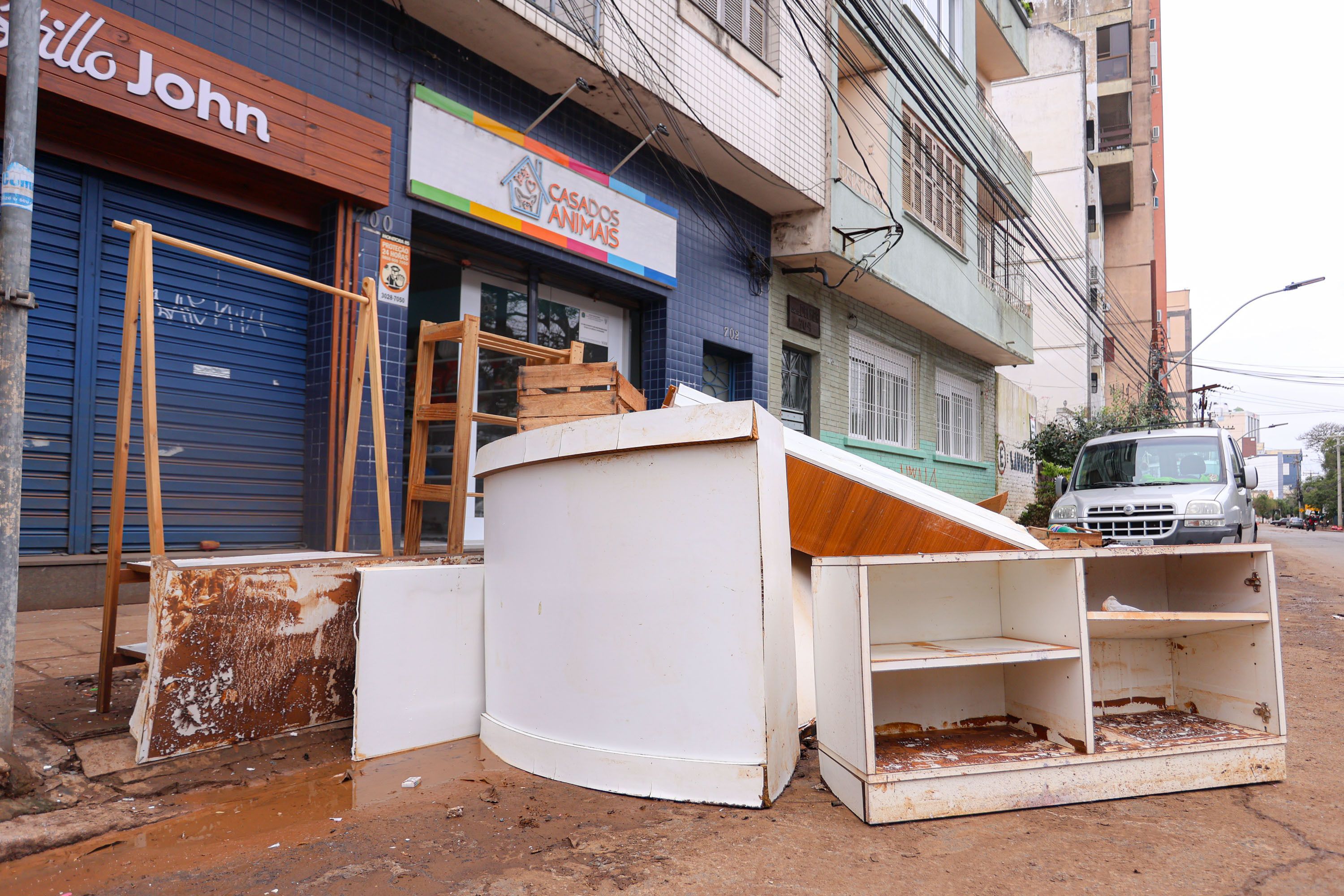 Na região central de Porto Alegre, moradores e comerciantes fazem limpeza após queda no nível d'água