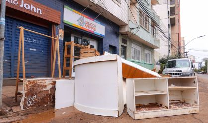 Na região central de Porto Alegre, moradores e comerciantes fazem limpeza após queda no nível d'água