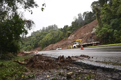 Deslizamento de terra provocou interdição de pista na altura do km 33 da RS-122, na altura do município de Bom Princípio, situado entre a Grande Porto Alegre e a Serra Gaúcha