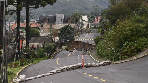 Rua desmorona em Gramado, na Serra Gaúcha, após fortes chuvas