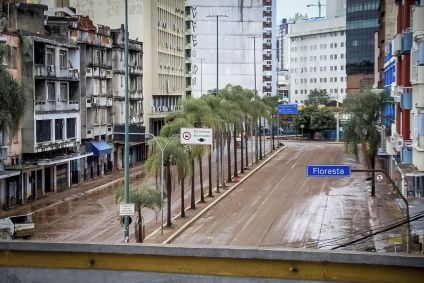 Vista da avenida Farrapos, em Porto Alegre (RS), após queda no nível da água