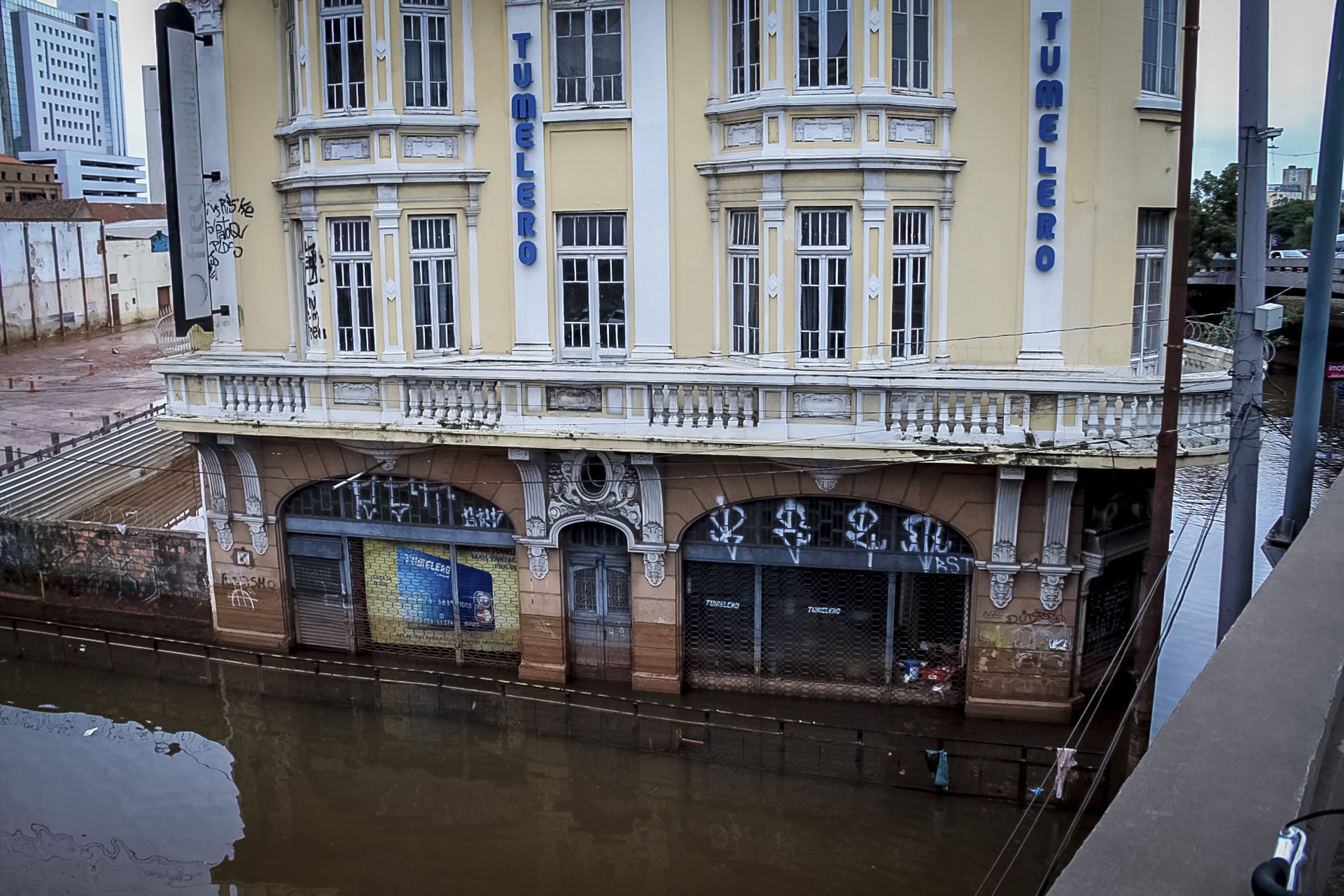 Comércio localizado na avenida Farrapos, em Porto Alegre; nível da água na cidade teve queda