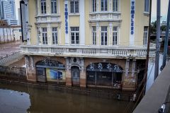 Comércio localizado na avenida Farrapos, em Porto Alegre; nível da água na cidade teve queda