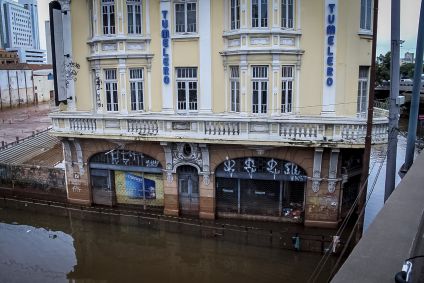 Comércio localizado na avenida Farrapos, em Porto Alegre; nível da água na cidade teve queda