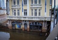 Câmara municipal de Porto Alegre aprova benefícios fiscais para imóveis e profissionais atingidos por enchentes no RS