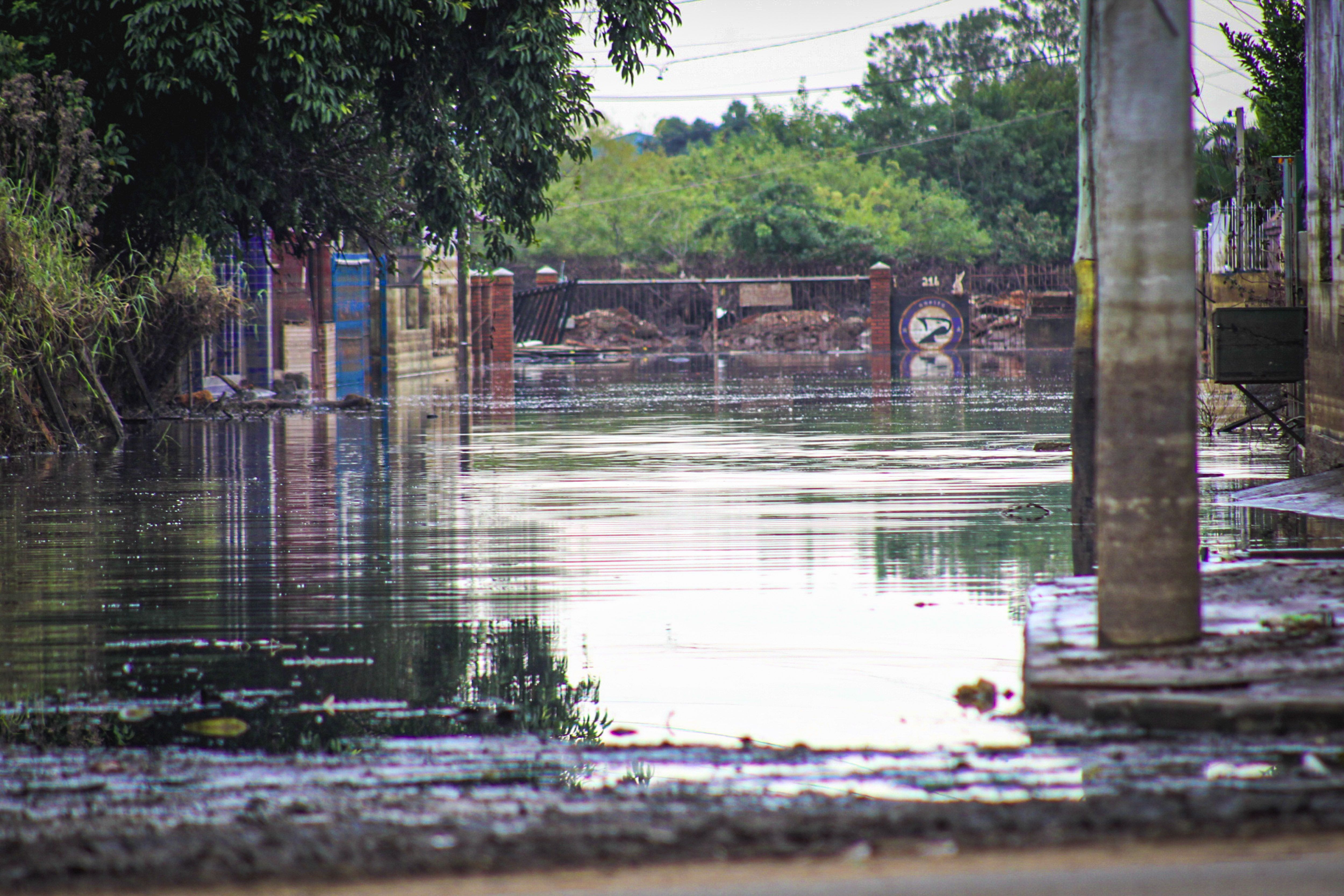 Avenida no bairro Sarandi, em Porto Alegre (RS), segue alagado