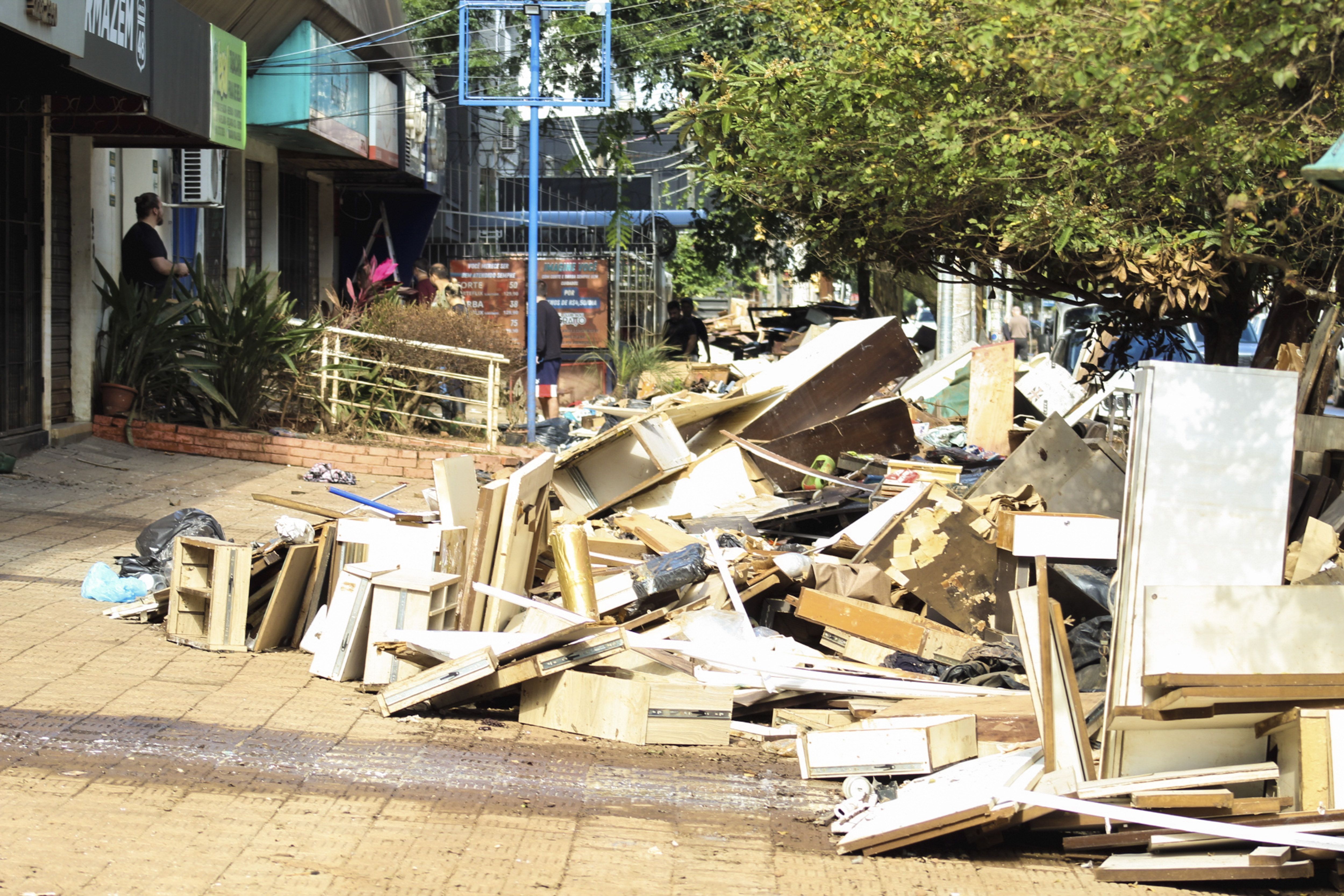 Rastros da destruição provocada pela enchente em Porto Alegre (RS)