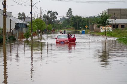 Carro boiando durante enchente em Venâncio Aires (RS)