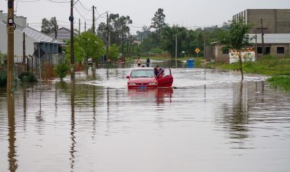 Carro boiando durante enchente em Venâncio Aires (RS)
