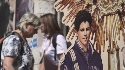 Fiéis em direção ao túmulo de Carlo Acutis, o "influenciador de Deus"