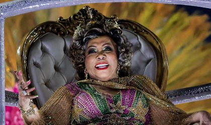 Alcione no desfile da Mangueira durante os desfiles do Carnaval de 2024 no Sambódromo da Sapucaí, no Rio de Janeiro, em 12 de fevereiro de 2024