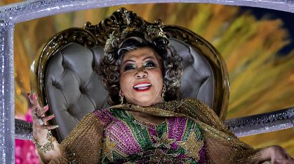 Alcione no desfile da Mangueira durante os desfiles do Carnaval de 2024 no Sambódromo da Sapucaí, no Rio de Janeiro, em 12 de fevereiro de 2024