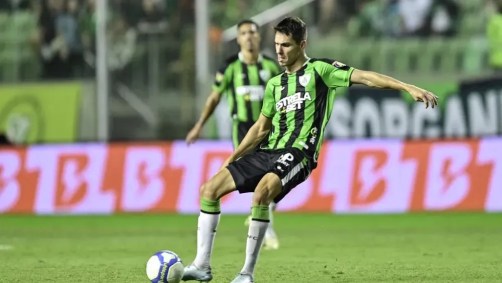 Alê, do América-MG, em duelo contra o Santos pela Série B