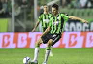 Alê defende gol do América em lance polêmico: 