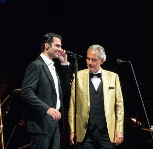 Andrea Bocelli também convidou o filho caçula, Matteo Bocelli, 26, para uma participação especial no show em São Paulo, no sábado (25) / Foto: Van Campos/Agnews