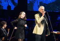 Andrea Bocelli canta com Sandy e o filho Matteo em show em São Paulo; veja